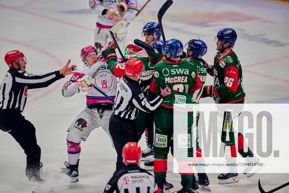 Schlaegerei, Jonas Mueller (Eisbaeren Berlin, 18), Noel Hoefenmayer (Augsburger Panther, 22), GER, Eisbaeren Berlin vs. Augsburger Panther, Eishockey Herren, Deutsche Eishockey Liga, DEL, Saison 2026 27, 11. Spieltag, 23.10.2026 GER, Eisbaeren Berlin vs. Augsburger Panther, Eishockey Herren, Deutsche Eishockey Liga, DEL, Saison 2026 27, 11. Spieltag, Berlin