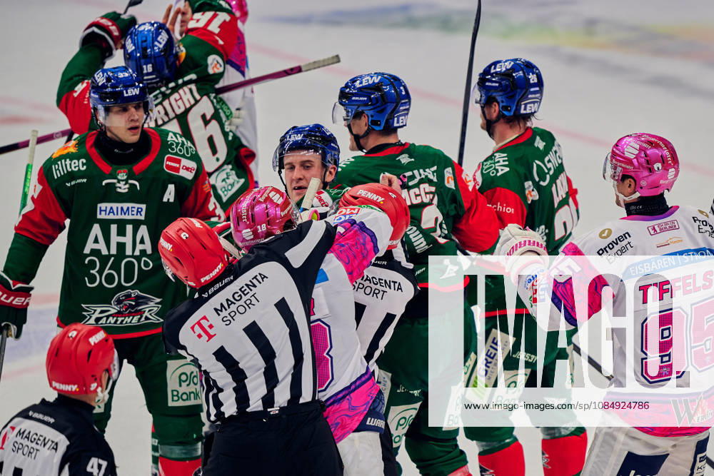 Schlaegerei, Jonas Mueller (Eisbaeren Berlin, 18), Noel Hoefenmayer (Augsburger Panther, 22), GER, Eisbaeren Berlin vs. Augsburger Panther, Eishockey Herren, Deutsche Eishockey Liga, DEL, Saison 2026 27, 11. Spieltag, 23.10.2026 GER, Eisbaeren Berlin vs. Augsburger Panther, Eishockey Herren, Deutsche Eishockey Liga, DEL, Saison 2026 27, 11. Spieltag, Berlin