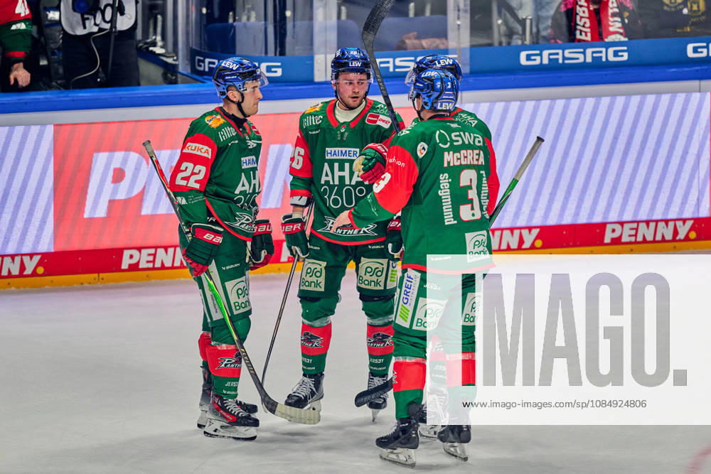 Noel Hoefenmayer (Augsburger Panther, 22)Alexander Blank (Augsburger Panther, 26), Alec McCrea (Augsburger Panther, 03), GER, Eisbaeren Berlin vs. Augsburger Panther, Eishockey Herren, Deutsche Eishockey Liga, DEL, Saison 2026 27, 11. Spieltag, 23.10.2026 GER, Eisbaeren Berlin vs. Augsburger Panther, Eishockey Herren, Deutsche Eishockey Liga, DEL, Saison 2026 27, 11. Spieltag, Berlin