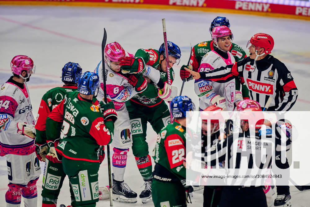 Schlaegerei, Jonas Mueller (Eisbaeren Berlin, 18), Noel Hoefenmayer (Augsburger Panther, 22), Kai Wissmann (Eisbaeren Berlin, 06), Cameron Wright (Augsburger Panther, 16), GER, Eisbaeren Berlin vs. Augsburger Panther, Eishockey Herren, Deutsche Eishockey Liga, DEL, Saison 2026 27, 11. Spieltag, 23.10.2026 GER, Eisbaeren Berlin vs. Augsburger Panther, Eishockey Herren, Deutsche Eishockey Liga, DEL, Saison 2026 27, 11. Spieltag, Berlin