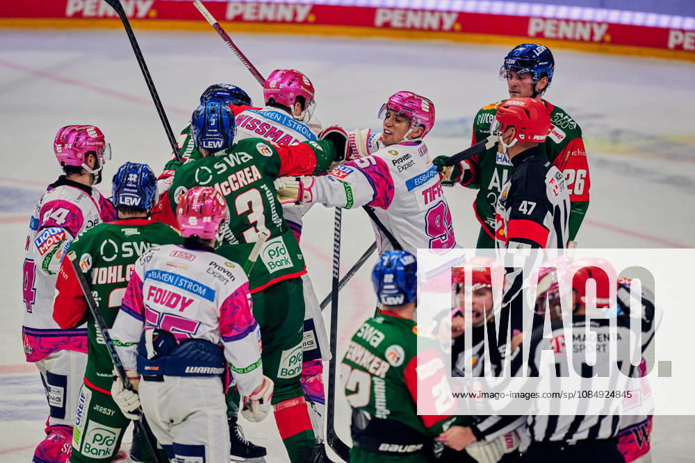 Schlaegerei, Jonas Mueller (Eisbaeren Berlin, 18), Noel Hoefenmayer (Augsburger Panther, 22), Ty Ronning (Eisbaeren Berlin, 09), Alec McCrea (Augsburger Panther, 03), Kai Wissmann (Eisbaeren Berlin, 06), GER, Eisbaeren Berlin vs. Augsburger Panther, Eishockey Herren, Deutsche Eishockey Liga, DEL, Saison 2026 27, 11. Spieltag, 23.10.2026 GER, Eisbaeren Berlin vs. Augsburger Panther, Eishockey Herren, Deutsche Eishockey Liga, DEL, Saison 2026 27, 11. Spieltag, Berlin