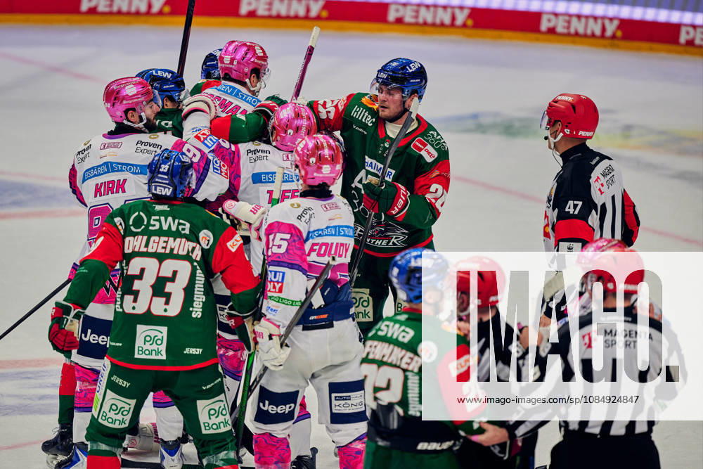 Schlaegerei, Jonas Mueller (Eisbaeren Berlin, 18), Noel Hoefenmayer (Augsburger Panther, 22), Ty Ronning (Eisbaeren Berlin, 09), Alec McCrea (Augsburger Panther, 03), Kai Wissmann (Eisbaeren Berlin, 06), GER, Eisbaeren Berlin vs. Augsburger Panther, Eishockey Herren, Deutsche Eishockey Liga, DEL, Saison 2026 27, 11. Spieltag, 23.10.2026 GER, Eisbaeren Berlin vs. Augsburger Panther, Eishockey Herren, Deutsche Eishockey Liga, DEL, Saison 2026 27, 11. Spieltag, Berlin