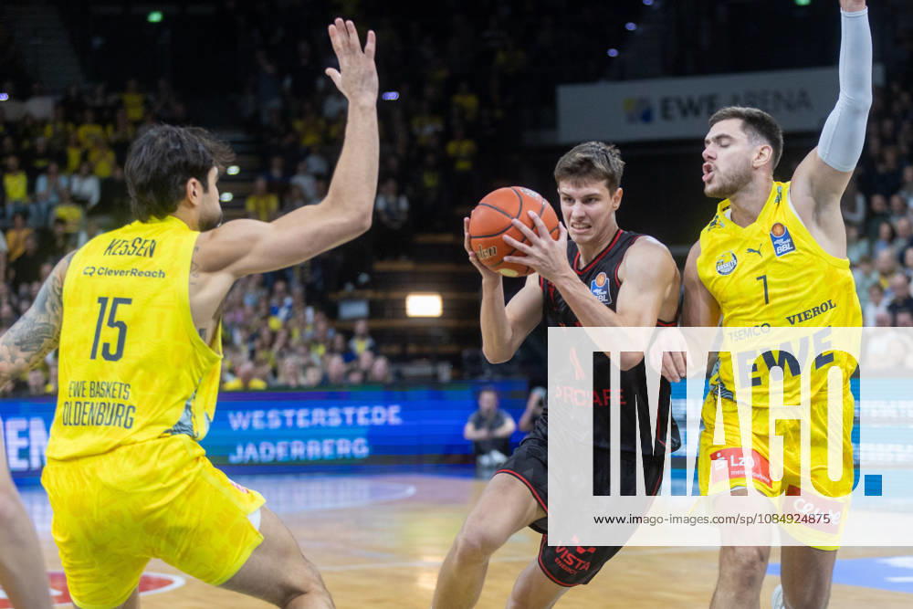 Oldenburg, Niedersachsen, DEU, 23.10.2026, Richard Balint (Mitte, BMA365 Bamberg Baskets), Stefan Momirov (rechts, EWE Baskets Oldenburg) und Marcel Keßen (links, EWE Baskets Oldenburg). EWE Baskets Oldenburg vs. BMA365 Bamberg Baskets. Basketball 1. Basketball-Bundesliga Saison 2026 2027, 6. Spieltag, Grosse EWE Arena. EWE Baskets Oldenburg vs. BMA365 Bamberg Baskets