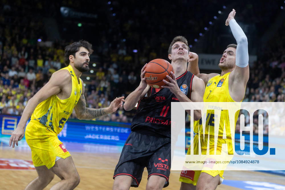Oldenburg, Niedersachsen, DEU, 23.10.2026, Richard Balint (Mitte, BMA365 Bamberg Baskets), Stefan Momirov (rechts, EWE Baskets Oldenburg) und Marcel Keßen (links, EWE Baskets Oldenburg). EWE Baskets Oldenburg vs. BMA365 Bamberg Baskets. Basketball 1. Basketball-Bundesliga Saison 2026 2027, 6. Spieltag, Grosse EWE Arena. EWE Baskets Oldenburg vs. BMA365 Bamberg Baskets