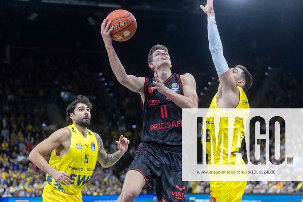 Oldenburg, Niedersachsen, DEU, 23.10.2026, Richard Balint (Mitte, BMA365 Bamberg Baskets), Stefan Momirov (rechts, EWE Baskets Oldenburg) und Marcel Keßen (links, EWE Baskets Oldenburg). EWE Baskets Oldenburg vs. BMA365 Bamberg Baskets. Basketball 1. Basketball-Bundesliga Saison 2026 2027, 6. Spieltag, Grosse EWE Arena. EWE Baskets Oldenburg vs. BMA365 Bamberg Baskets
