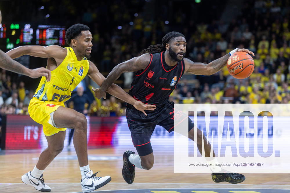 Oldenburg, Niedersachsen, DEU, 23.10.2026, Jordan Jones (rechts, BMA365 Bamberg Baskets) und Jeremy Roach (links, EWE Baskets Oldenburg). EWE Baskets Oldenburg vs. BMA365 Bamberg Baskets. Basketball 1. Basketball-Bundesliga Saison 2026 2027, 6. Spieltag, Grosse EWE Arena. EWE Baskets Oldenburg vs. BMA365 Bamberg Baskets