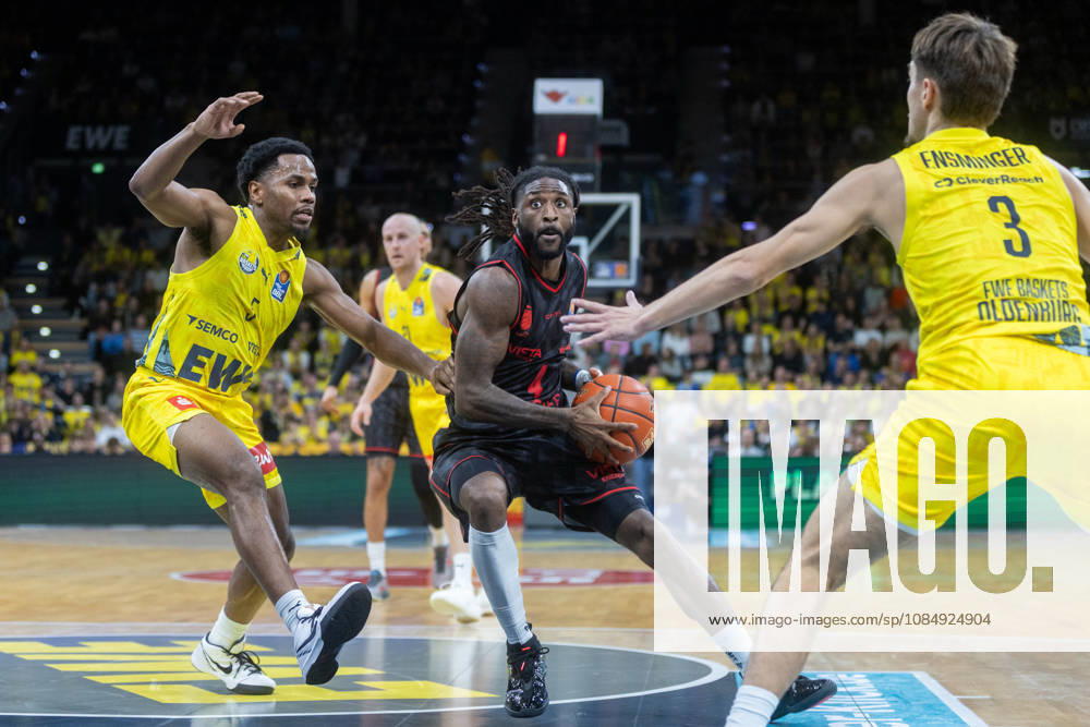 Oldenburg, Niedersachsen, DEU, 23.10.2026, Jordan Jones (rechts, BMA365 Bamberg Baskets) und Jeremy Roach (links, EWE Baskets Oldenburg). EWE Baskets Oldenburg vs. BMA365 Bamberg Baskets. Basketball 1. Basketball-Bundesliga Saison 2026 2027, 6. Spieltag, Grosse EWE Arena. EWE Baskets Oldenburg vs. BMA365 Bamberg Baskets