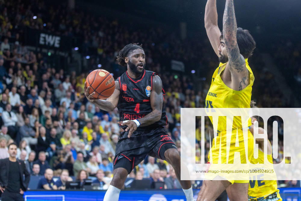Oldenburg, Niedersachsen, DEU, 23.10.2026, Jordan Jones (links, BMA365 Bamberg Baskets) und Marcel Keßen (rechts, EWE Baskets Oldenburg). EWE Baskets Oldenburg vs. BMA365 Bamberg Baskets. Basketball 1. Basketball-Bundesliga Saison 2026 2027, 6. Spieltag, Grosse EWE Arena. EWE Baskets Oldenburg vs. BMA365 Bamberg Baskets