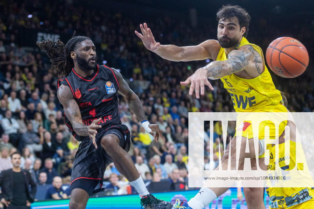 Oldenburg, Niedersachsen, DEU, 23.10.2026, Jordan Jones (links, BMA365 Bamberg Baskets) und Marcel Keßen (rechts, EWE Baskets Oldenburg). EWE Baskets Oldenburg vs. BMA365 Bamberg Baskets. Basketball 1. Basketball-Bundesliga Saison 2026 2027, 6. Spieltag, Grosse EWE Arena. EWE Baskets Oldenburg vs. BMA365 Bamberg Baskets