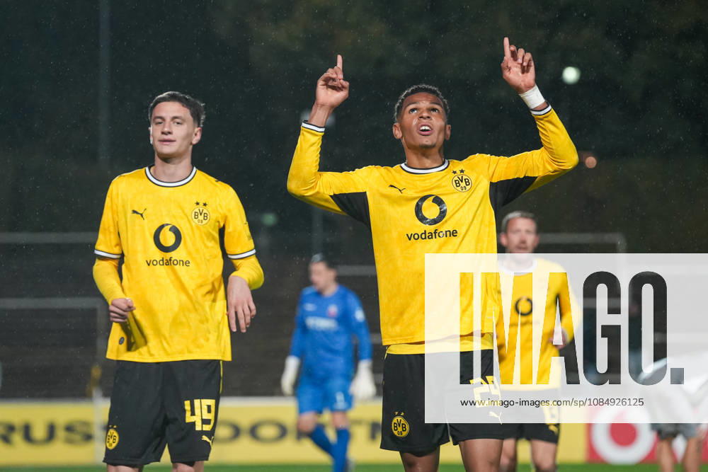 Saison 2026 2027 14. Spieltag Regionalliga West im Stadion Rote Erde, Dortmund, Germany. BV Borussia Dortmund U23 - Bonner SC. Torjubel nach dem 2:0 durch Kevin Mutove (BVB)