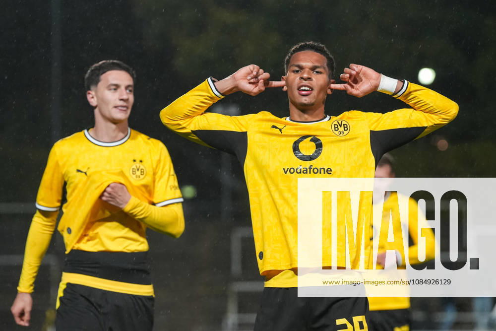 Saison 2026 2027 14. Spieltag Regionalliga West im Stadion Rote Erde, Dortmund, Germany. BV Borussia Dortmund U23 - Bonner SC. Torjubel nach dem 2:0 durch Kevin Mutove (BVB)