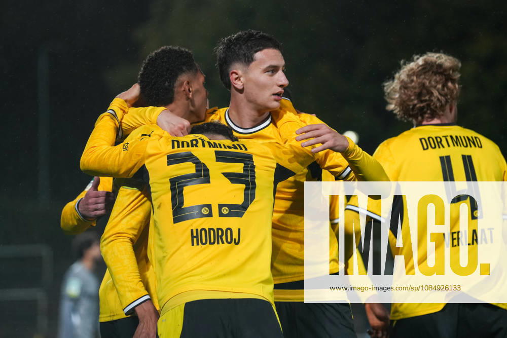 Saison 2026 2027 14. Spieltag Regionalliga West im Stadion Rote Erde, Dortmund, Germany. BV Borussia Dortmund U23 - Bonner SC. Torjubel nach dem 2:0 durch Kevin Mutove (BVB). Luca Reggiani (BVB)