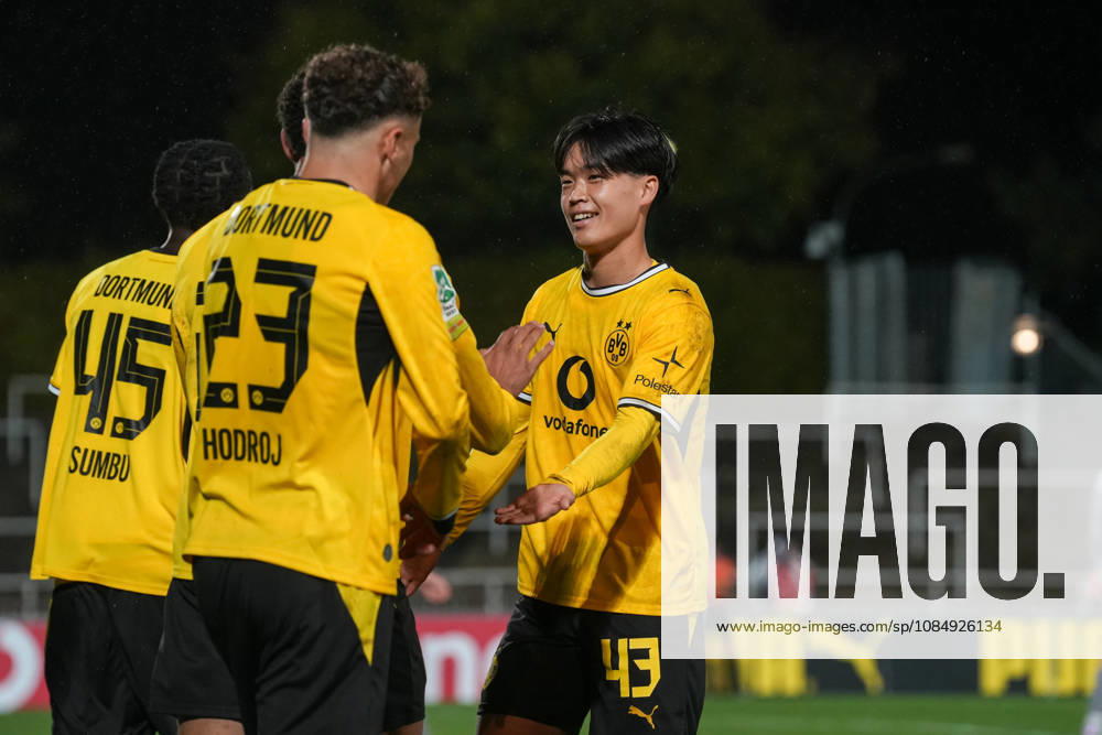 Saison 2026 2027 14. Spieltag Regionalliga West im Stadion Rote Erde, Dortmund, Germany. BV Borussia Dortmund U23 - Bonner SC. Torjubel nach dem 2:0 durch Kevin Mutove (BVB). Takato Yamamoto (BVB)