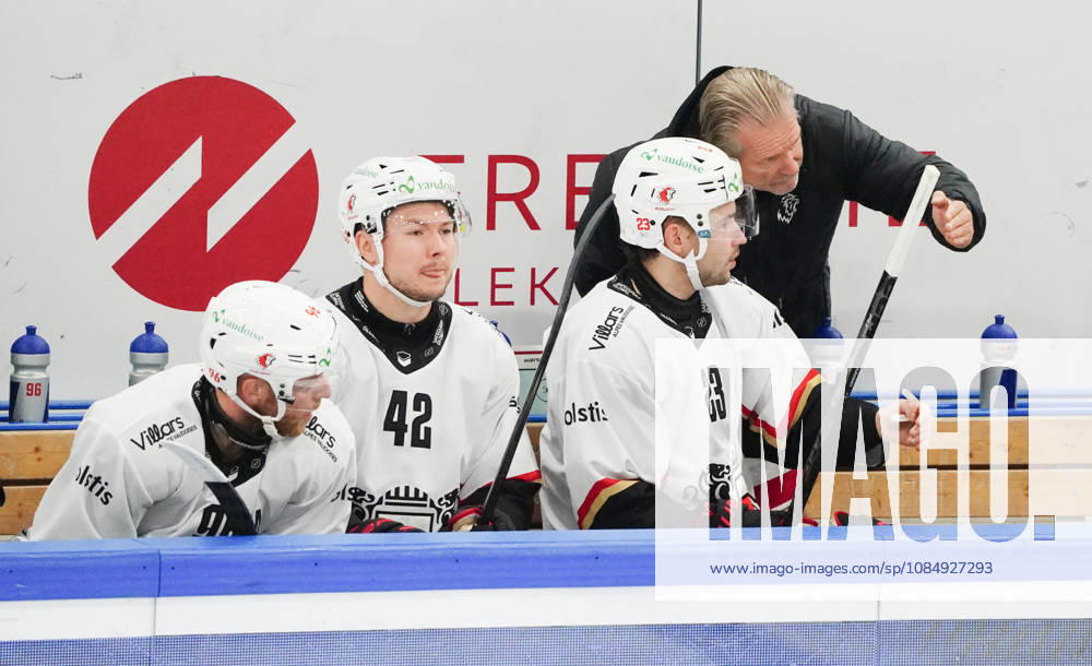 Zug Schweiz. Eishockey Herren Saison 2026-2027 EV Zug - HC Lausanne. Bild. Philipp Kurashev HC Lausanne . Neuzugang Head Coach Geoff Ward 42 Lazar Curtis Aktion