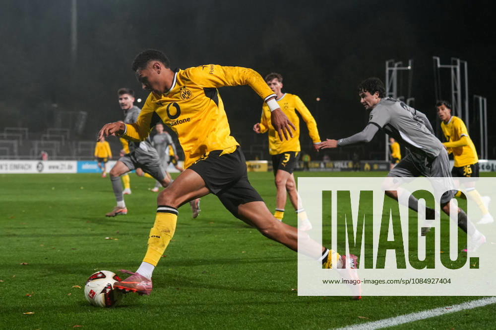 Saison 2026 2027 14. Spieltag Regionalliga West im Stadion Rote Erde, Dortmund, Germany. BV Borussia Dortmund U23 - Bonner SC. Kevin Mutove (BVB)