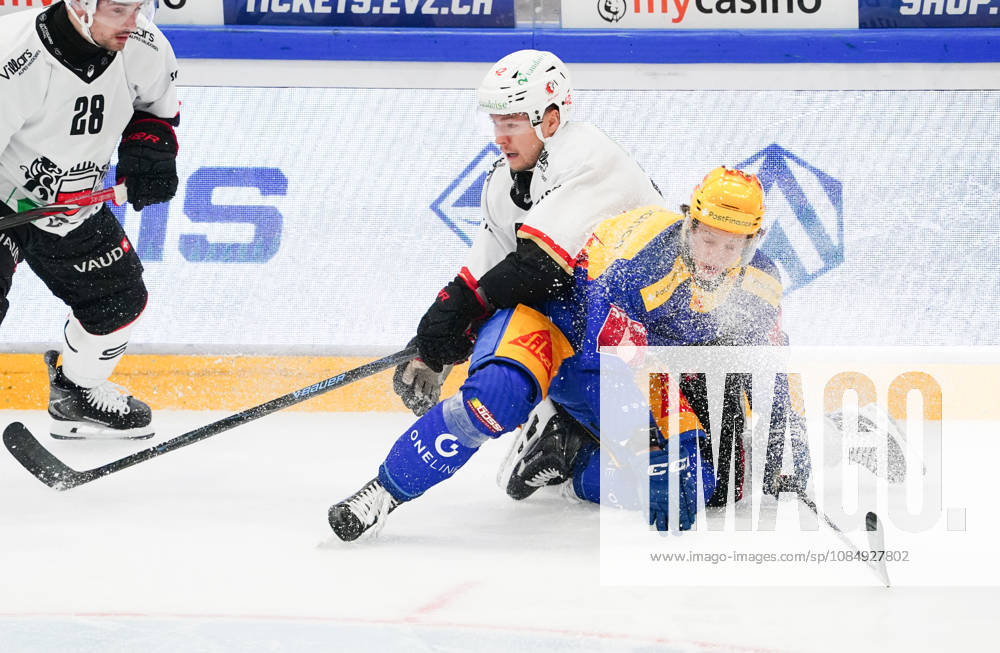 Zug Schweiz. Eishockey Herren Saison 2026-2027 EV Zug - HC Lausanne. Bild. Vinzenz Rohrer Topscorer, EV Zug gegen Curtis Lazar HC L ausanne Li. Aktion Zweikampf