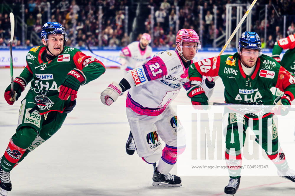 Noel Hoefenmayer (Augsburger Panther, 22), Manuel Wiederer (Eisbaeren Berlin, 21), Alexander Blank (Augsburger Panther, 26), GER, Eisbaeren Berlin vs. Augsburger Panther, Eishockey Herren, Deutsche Eishockey Liga, DEL, Saison 2026 27, 11. Spieltag, 23.10.2026 GER, Eisbaeren Berlin vs. Augsburger Panther, Eishockey Herren, Deutsche Eishockey Liga, DEL, Saison 2026 27, 11. Spieltag, Berlin