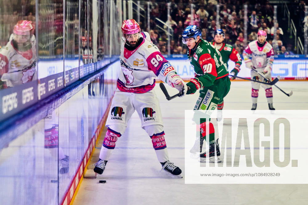 Liam Kirk (Eisbaeren Berlin, 94), Philipp Krauss (Augsburger Panther, 20), GER, Eisbaeren Berlin vs. Augsburger Panther, Eishockey Herren, Deutsche Eishockey Liga, DEL, Saison 2026 27, 11. Spieltag, 23.10.2026 GER, Eisbaeren Berlin vs. Augsburger Panther, Eishockey Herren, Deutsche Eishockey Liga, DEL, Saison 2026 27, 11. Spieltag, Berlin