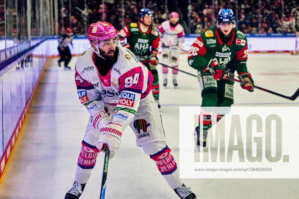 Liam Kirk (Eisbaeren Berlin, 94), Philipp Krauss (Augsburger Panther, 20), GER, Eisbaeren Berlin vs. Augsburger Panther, Eishockey Herren, Deutsche Eishockey Liga, DEL, Saison 2026 27, 11. Spieltag, 23.10.2026 GER, Eisbaeren Berlin vs. Augsburger Panther, Eishockey Herren, Deutsche Eishockey Liga, DEL, Saison 2026 27, 11. Spieltag, Berlin