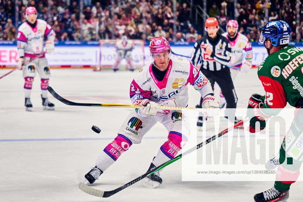 Manuel Wiederer (Eisbaeren Berlin, 21), Noel Hoefenmayer (Augsburger Panther, 22), GER, Eisbaeren Berlin vs. Augsburger Panther, Eishockey Herren, Deutsche Eishockey Liga, DEL, Saison 2026 27, 11. Spieltag, 23.10.2026 GER, Eisbaeren Berlin vs. Augsburger Panther, Eishockey Herren, Deutsche Eishockey Liga, DEL, Saison 2026 27, 11. Spieltag, Berlin