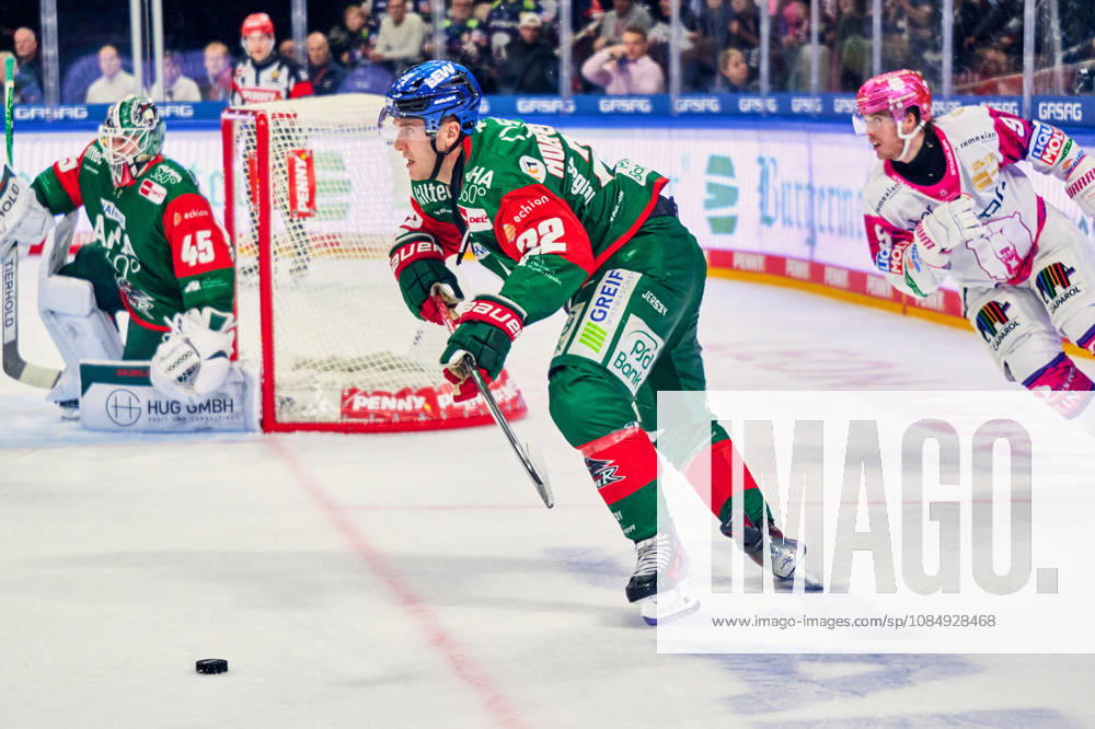 Noel Hoefenmayer (Augsburger Panther, 22), Ty Ronning (Eisbaeren Berlin, 09), Tobias Ancicka (Augsburger Panther, 45), GER, Eisbaeren Berlin vs. Augsburger Panther, Eishockey Herren, Deutsche Eishockey Liga, DEL, Saison 2026 27, 11. Spieltag, 23.10.2026 GER, Eisbaeren Berlin vs. Augsburger Panther, Eishockey Herren, Deutsche Eishockey Liga, DEL, Saison 2026 27, 11. Spieltag, Berlin