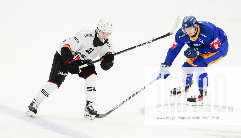 Zug Schweiz. Eishockey Herren Saison 2026-2027 EV Zug - HC Lausanne. Bild. Philipp Kurashev HC Lausanne gegen Robin Nico Antenen EV Zug Aktion Zweikampf