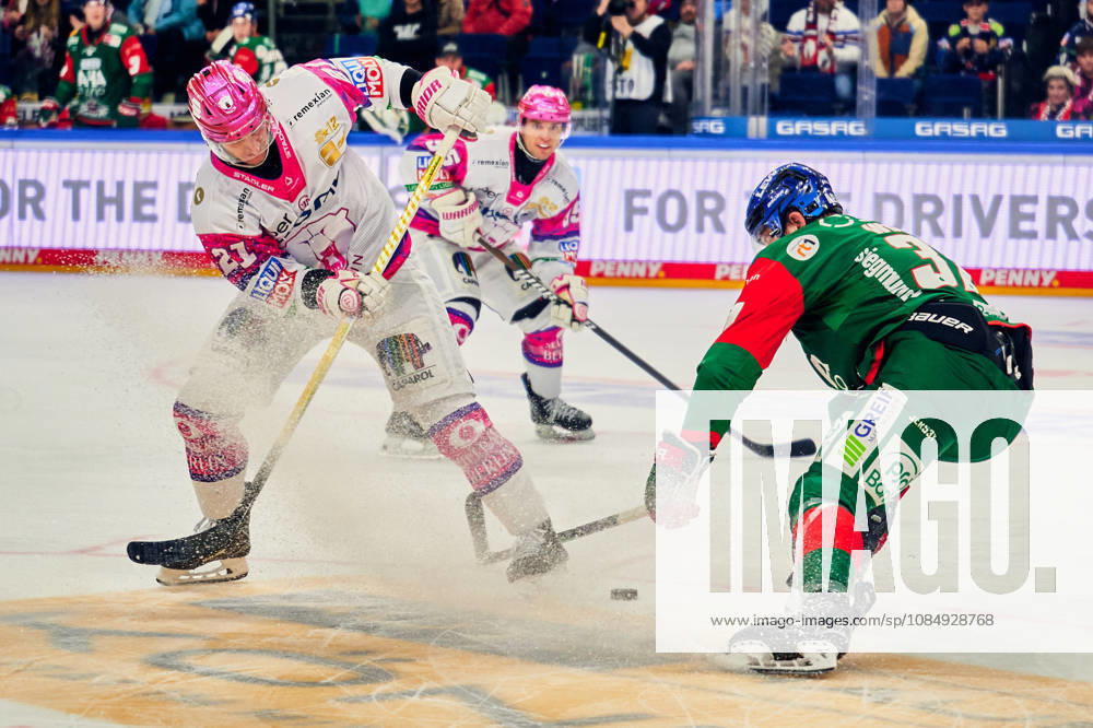 Manuel Wiederer (Eisbaeren Berlin, 21), Kyle Wood (Augsburger Panther, 37), Frederik Tiffels (Eisbaeren Berlin, 95), GER, Eisbaeren Berlin vs. Augsburger Panther, Eishockey Herren, Deutsche Eishockey Liga, DEL, Saison 2026 27, 11. Spieltag, 23.10.2026 GER, Eisbaeren Berlin vs. Augsburger Panther, Eishockey Herren, Deutsche Eishockey Liga, DEL, Saison 2026 27, 11. Spieltag, Berlin