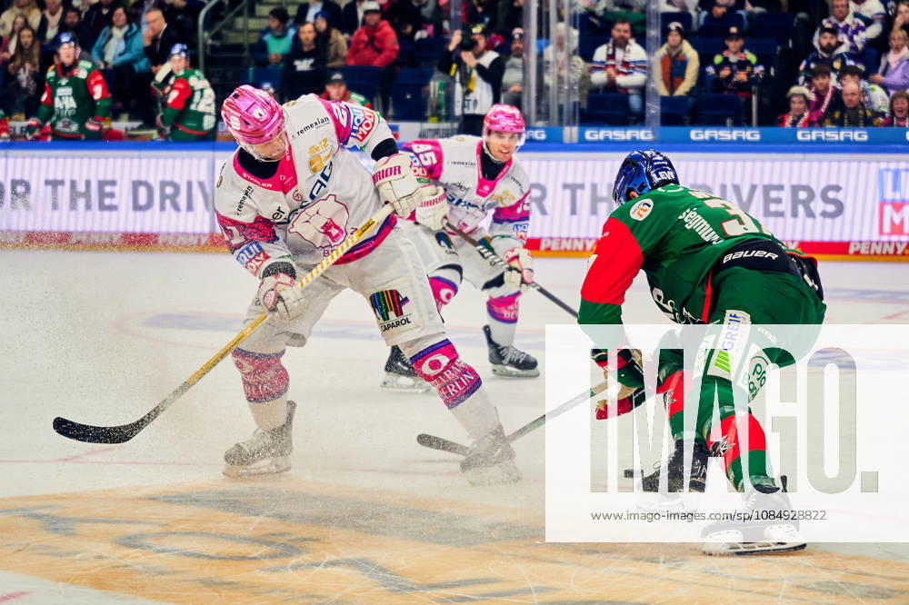 Manuel Wiederer (Eisbaeren Berlin, 21), Kyle Wood (Augsburger Panther, 37), Frederik Tiffels (Eisbaeren Berlin, 95), GER, Eisbaeren Berlin vs. Augsburger Panther, Eishockey Herren, Deutsche Eishockey Liga, DEL, Saison 2026 27, 11. Spieltag, 23.10.2026 GER, Eisbaeren Berlin vs. Augsburger Panther, Eishockey Herren, Deutsche Eishockey Liga, DEL, Saison 2026 27, 11. Spieltag, Berlin