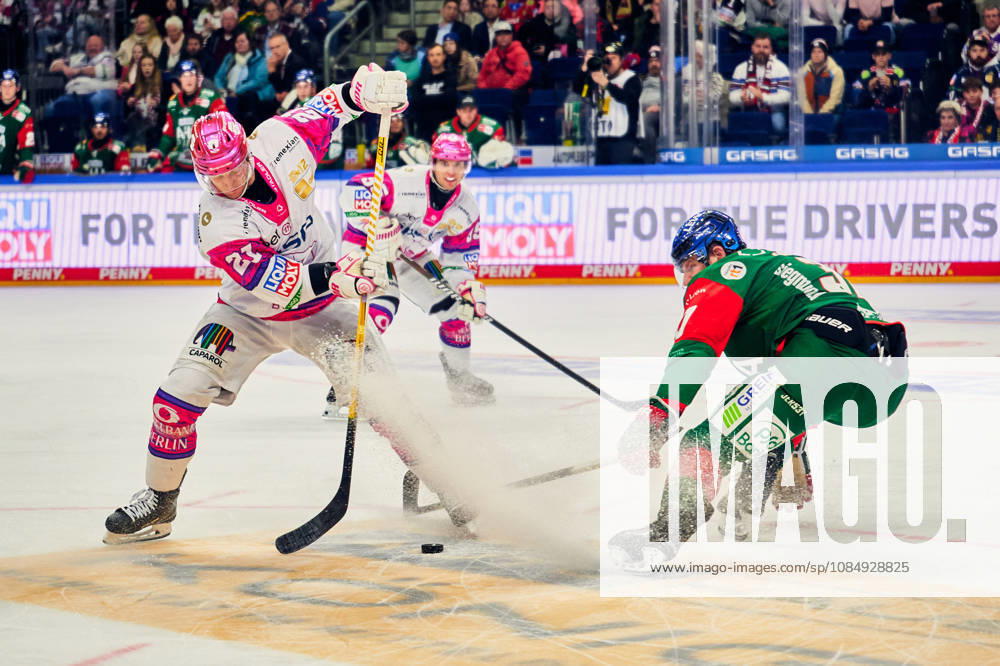 Manuel Wiederer (Eisbaeren Berlin, 21), Kyle Wood (Augsburger Panther, 37), Frederik Tiffels (Eisbaeren Berlin, 95), GER, Eisbaeren Berlin vs. Augsburger Panther, Eishockey Herren, Deutsche Eishockey Liga, DEL, Saison 2026 27, 11. Spieltag, 23.10.2026 GER, Eisbaeren Berlin vs. Augsburger Panther, Eishockey Herren, Deutsche Eishockey Liga, DEL, Saison 2026 27, 11. Spieltag, Berlin