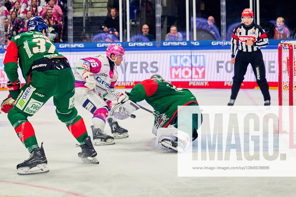 Frederik Tiffels (Eisbaeren Berlin, 95), Torschuss, Tobias Ancicka (Augsburger Panther, 45), Kyle Wood (Augsburger Panther, 37), GER, Eisbaeren Berlin vs. Augsburger Panther, Eishockey Herren, Deutsche Eishockey Liga, DEL, Saison 2026 27, 11. Spieltag, 23.10.2026 GER, Eisbaeren Berlin vs. Augsburger Panther, Eishockey Herren, Deutsche Eishockey Liga, DEL, Saison 2026 27, 11. Spieltag, Berlin