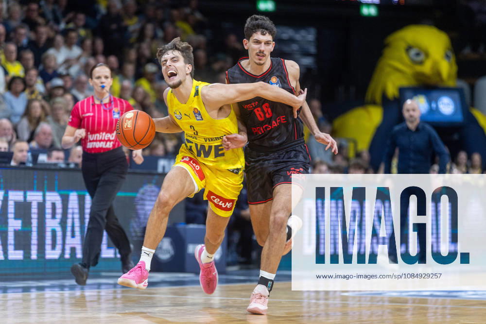 Oldenburg, Niedersachsen, DEU, 23.10.2026, Zachary Ensminger (links, EWE Baskets Oldenburg) und Yuval Hochstadter (rechts, BMA365 Bamberg Baskets). EWE Baskets Oldenburg vs. BMA365 Bamberg Baskets. Basketball 1. Basketball-Bundesliga Saison 2026 2027, 6. Spieltag, Grosse EWE Arena. EWE Baskets Oldenburg vs. BMA365 Bamberg Baskets