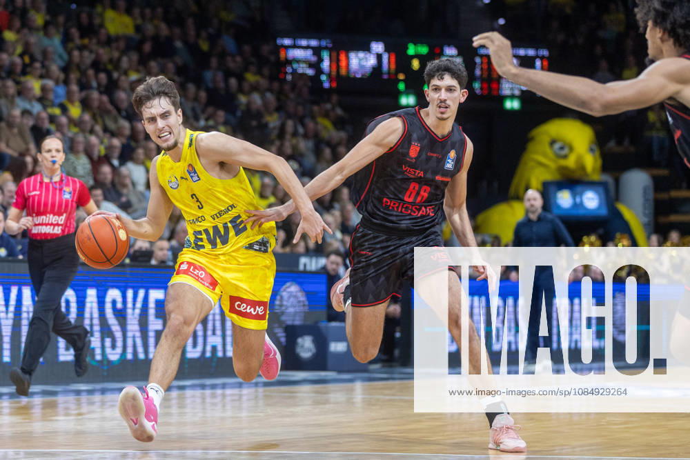 Oldenburg, Niedersachsen, DEU, 23.10.2026, Zachary Ensminger (links, EWE Baskets Oldenburg) und Yuval Hochstadter (rechts, BMA365 Bamberg Baskets). EWE Baskets Oldenburg vs. BMA365 Bamberg Baskets. Basketball 1. Basketball-Bundesliga Saison 2026 2027, 6. Spieltag, Grosse EWE Arena. EWE Baskets Oldenburg vs. BMA365 Bamberg Baskets