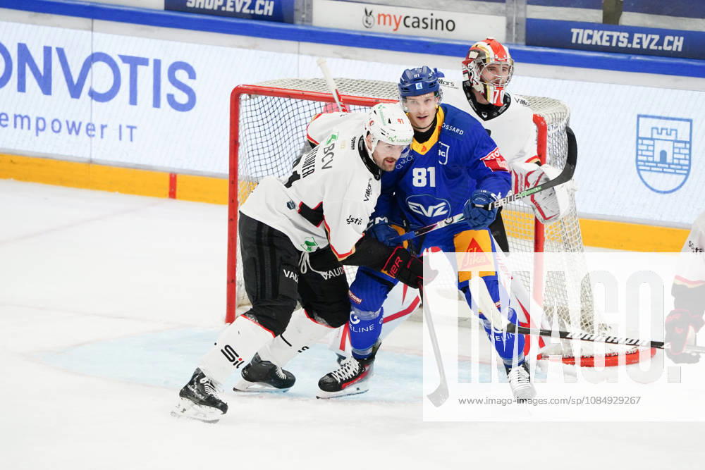 Zug Schweiz. Eishockey Herren Saison 2026-2027 EV Zug - HC Lausanne. Bild. Dominik Kubalik EV Zug gegen Fabian Heldner HC Lausanne hinten Torhueter Ewan Huet HC Lausanne hinten Aktion Zweikampf