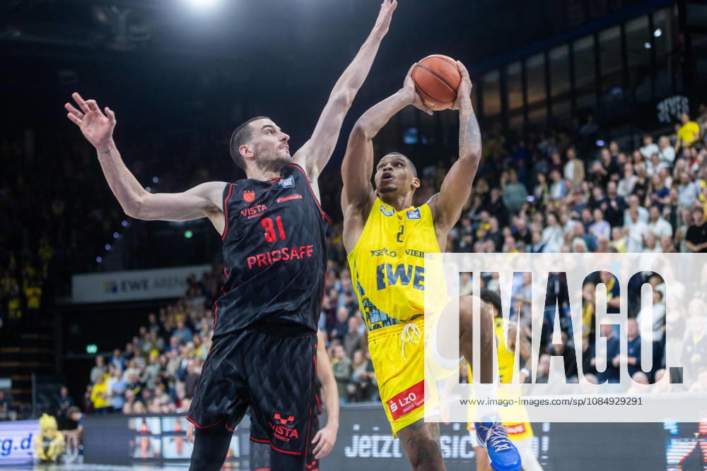 Oldenburg, Niedersachsen, DEU, 23.10.2026, Demajeo Wiggins (rechts, EWE Baskets Oldenburg) und Daniel Keppeler (links, BMA365 Bamberg Baskets). EWE Baskets Oldenburg vs. BMA365 Bamberg Baskets. Basketball 1. Basketball-Bundesliga Saison 2026 2027, 6. Spieltag, Grosse EWE Arena. EWE Baskets Oldenburg vs. BMA365 Bamberg Baskets