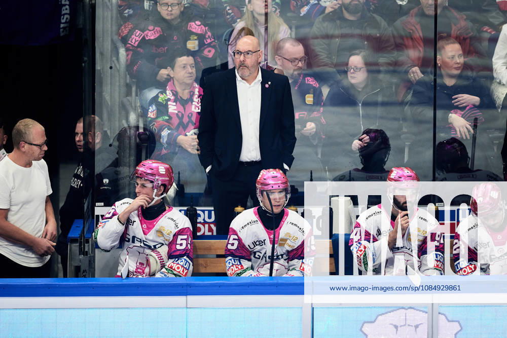 Eric Dubois (Eisbaeren Berlin, Cheftrainer), Jean-Luc Foudy (Eisbaeren Berlin, 55), Frederik Tiffels (Eisbaeren Berlin, 95), Liam Kirk (Eisbaeren Berlin, 94), Rihards Griva (Eisbaeren Berlin, 23), GER, Eisbaeren Berlin vs. Augsburger Panther, Eishockey Herren, Deutsche Eishockey Liga, DEL, Saison 2026 27, 11. Spieltag, 23.10.2026 GER, Eisbaeren Berlin vs. Augsburger Panther, Eishockey Herren, Deutsche Eishockey Liga, DEL, Saison 2026 27, 11. Spieltag, Berlin