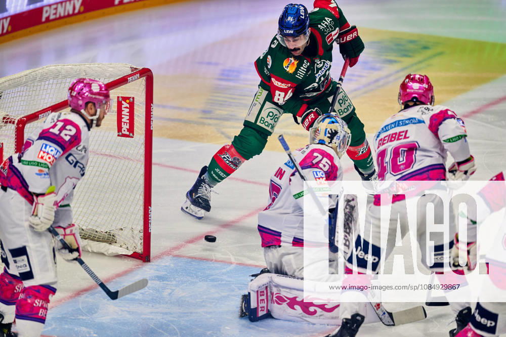 Trevor Parkes (Augsburger Panther, 84), Jonas Neffin (Eisbaeren Berlin, 75), Korbinian Geibel (Eisbaeren Berlin, 40), Eric Mik (Eisbaeren Berlin, 12), GER, Eisbaeren Berlin vs. Augsburger Panther, Eishockey Herren, Deutsche Eishockey Liga, DEL, Saison 2026 27, 11. Spieltag, 23.10.2026 GER, Eisbaeren Berlin vs. Augsburger Panther, Eishockey Herren, Deutsche Eishockey Liga, DEL, Saison 2026 27, 11. Spieltag, Berlin
