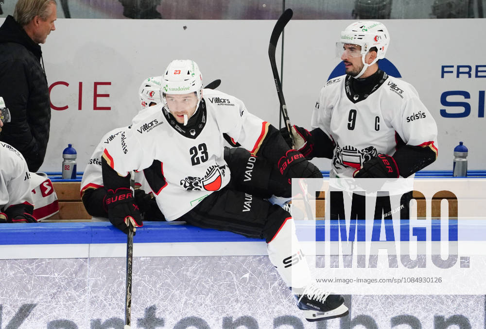 Zug Schweiz. Eishockey Herren Saison 2026-2027 EV Zug - HC Lausanne. Bild. Philipp Kurashev rechts Damien Riat beide Lausanne HC Aktion