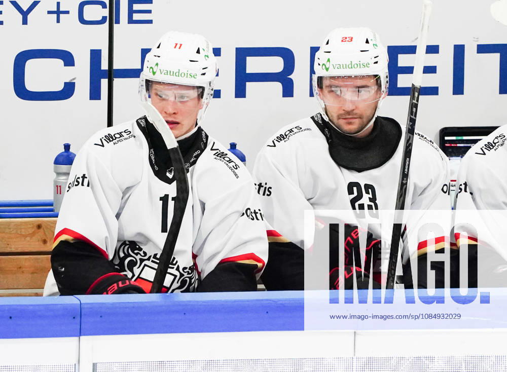 Zug Schweiz. Eishockey Herren Saison 2026-2027 EV Zug - HC Lausanne. Bild. 11 Antti Suomela,23 Philipp Kurashev, alle Lausanne HC Aktion