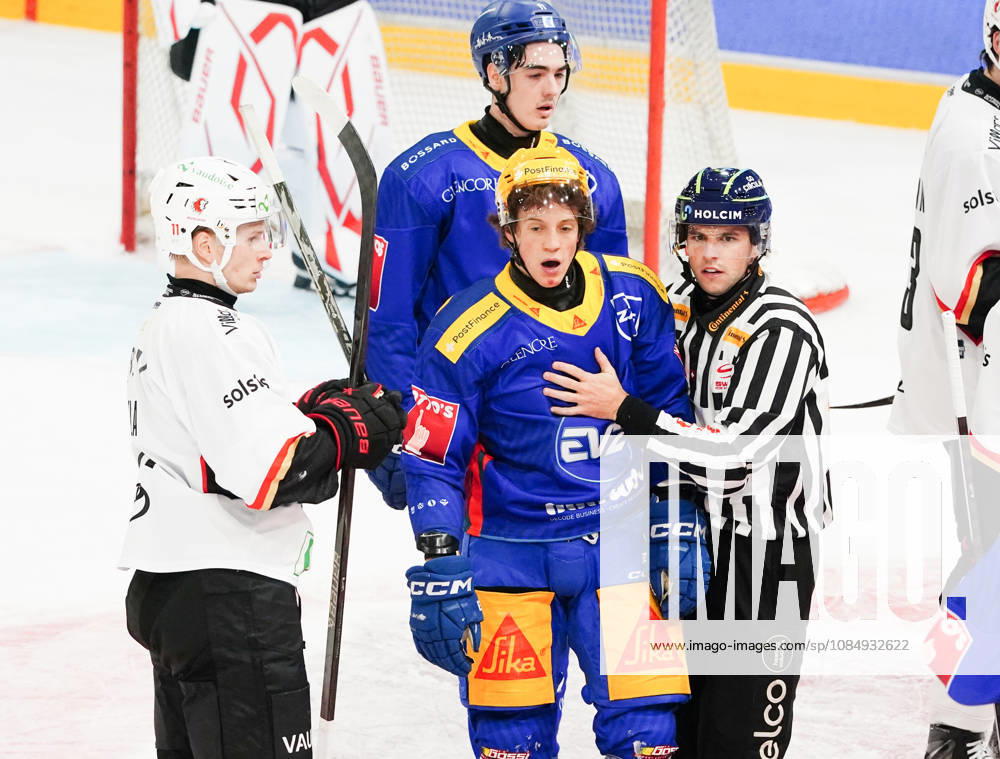Zug Schweiz. Eishockey Herren Saison 2026-2027 EV Zug - HC Lausanne. Bild. Antti Suomela Lausanne HC Aktion - Vinzenz Rohrer EV Zug Re. Aktion Zweikampf