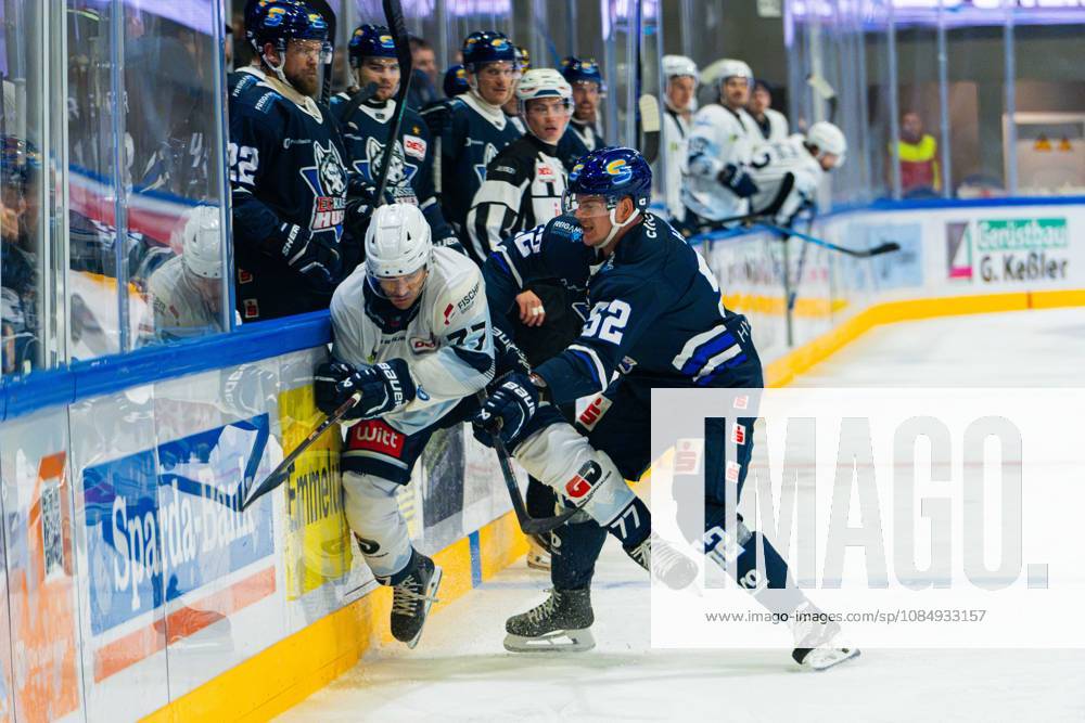 Kassel, Deutschland 22. Oktober 2026: DEL2 - 2026 2027 - Sp. 11 - Kassel Huskies gegen Blue Devils Weiden Im Bild: v. li. im Zweikampf Tyler Gron (BDW) und Johannes Huß Huss (ECK) Probonio Arena Hessen