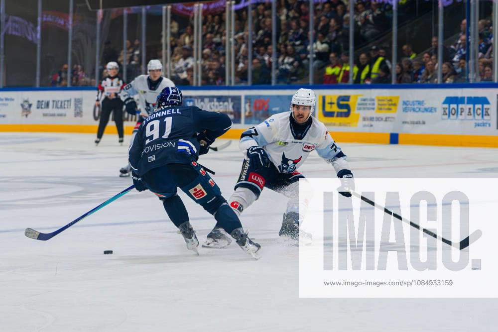 Kassel, Deutschland 22. Oktober 2026: DEL2 - 2026 2027 - Sp. 11 - Kassel Huskies gegen Blue Devils Weiden Im Bild: v. li. im Zweikampf Brendan O Donnell (ECK) und Tyler Gron (BDW) Probonio Arena Hessen
