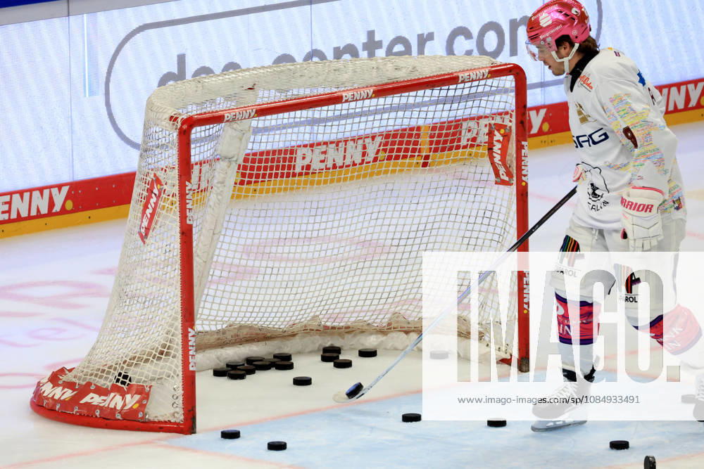 DEU, GER, Eishockey, 11.Spieltag, Saison 2026 27, Berlin, Eisbaeren Berlin vs. Augsburger Panther leeres Tor mit vielen Puks, Ty Ronning ( Eisbaeren Berlin 9 ) nordphoto GmbH Engler Berlin Uber-Arena Berlin Deutschland