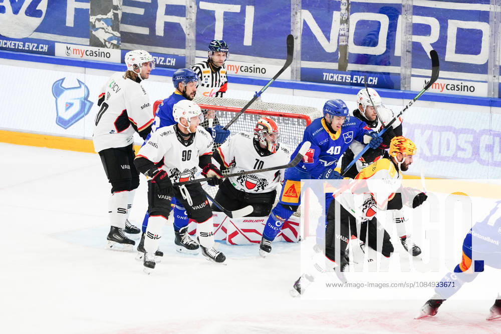 Zug Schweiz. Eishockey Herren Saison 2026-2027 EV Zug - HC Lausanne. Bild. 40 Andreas Wingerli EV Zug gegen fuenf Lausanne HC Spieler Aktion
