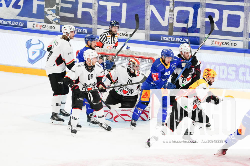 Zug Schweiz. Eishockey Herren Saison 2026-2027 EV Zug - HC Lausanne. Bild. 40 Andreas Wingerli EV Zug gegen fuenf Lausanne HC Spieler 20 Michael Fora,96 Drake Cggiula,70 Torhueter Ewan Huet,81 Inaki Baragano,JasonFuchs Topscorer Aktion