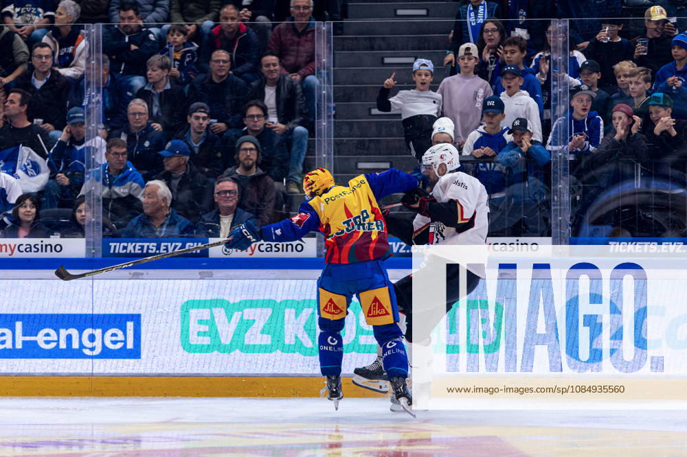 Check von Topscorer Vinzenz Rohrer (EV Zug) gegen Fabian Heldner 91 (Lausanne HC) - 23.10.2026 - National League, Regular Season, Eishockey, OYM hall, Zug: EV Zug - Lausanne HC . (Bild von