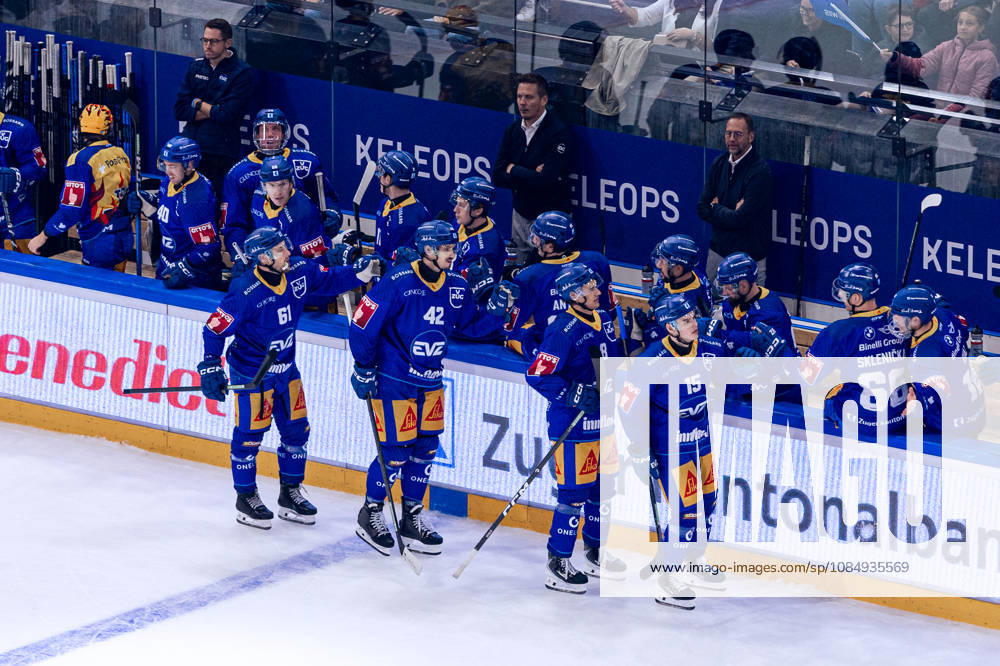 Erfolgreiche Zuger jubeln an der Spielerbank - 23.10.2026 - National League, Regular Season, Eishockey, OYM hall, Zug: EV Zug - Lausanne HC . (Bild von