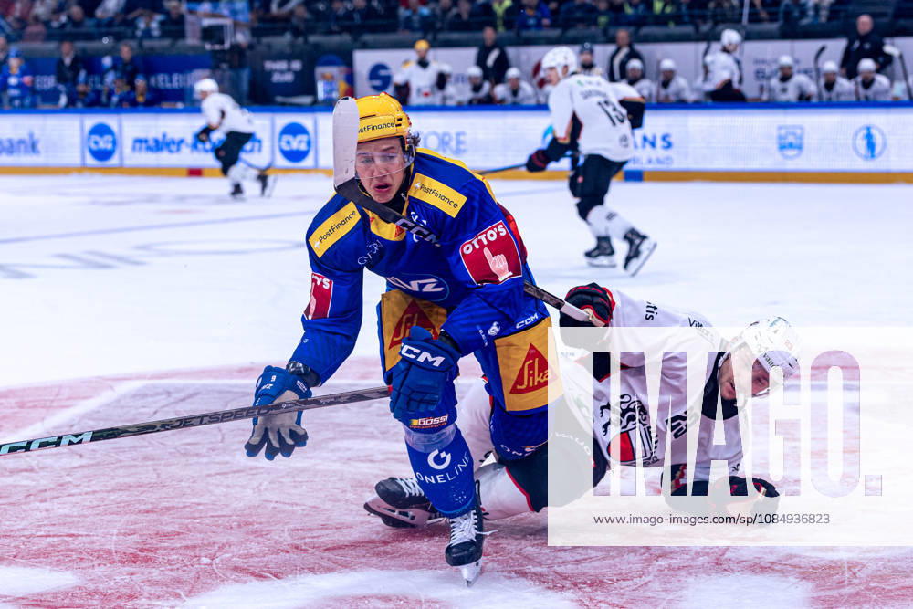 Philipp Kurashev 23 (Lausanne HC) wird von Topscorer Vinzenz Rohrer (EV Zug) gecheckt - 23.10.2026 - National League, Regular Season, Eishockey, OYM hall, Zug: EV Zug - Lausanne HC . (Bild von