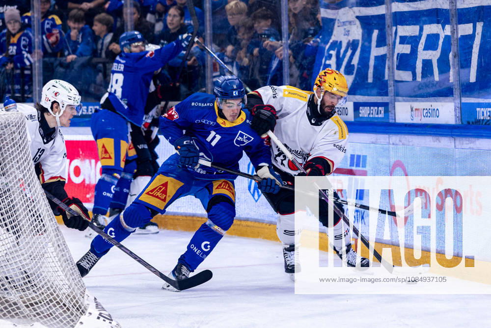 Nik Petrovic 11 (EV Zug) geht in den Zweikampf gegen PostFinance Topscorer Jason Fuchs (Lausanne HC) - 23.10.2026 - National League, Regular Season, Eishockey, OYM hall, Zug: EV Zug - Lausanne HC . (Bild von
