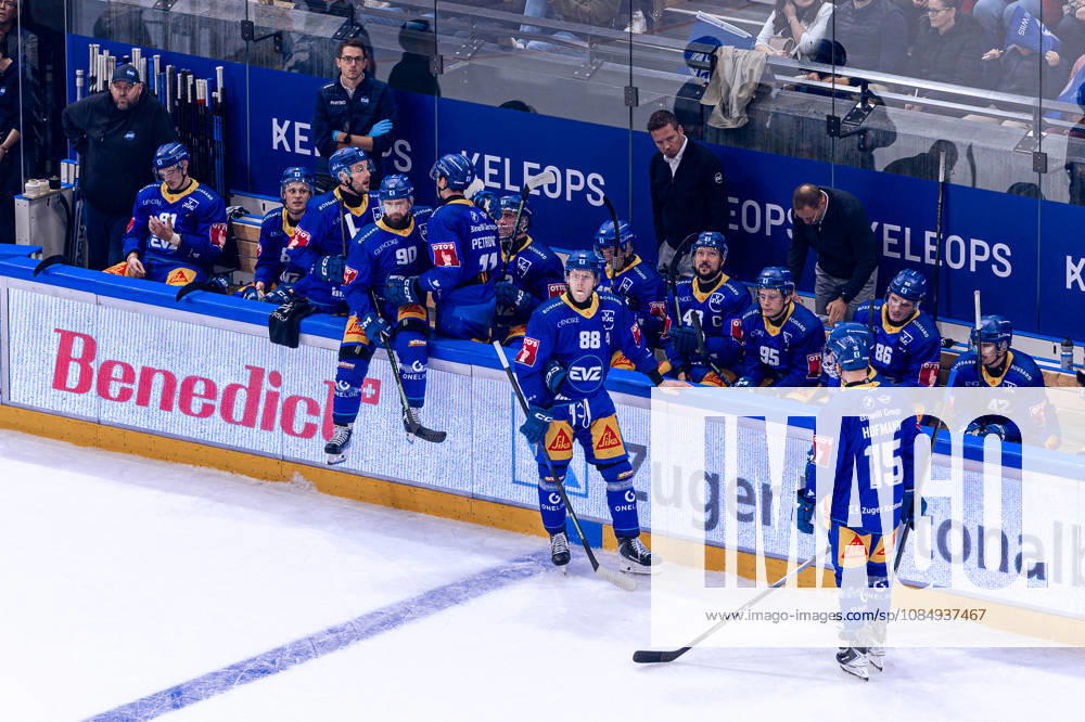 Die Zuger Spielerbank während eines Video Review - 23.10.2026 - National League, Regular Season, Eishockey, OYM hall, Zug: EV Zug - Lausanne HC . (Bild von