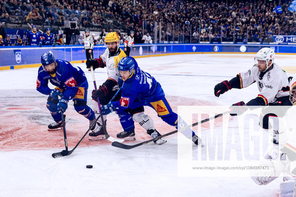 Tomas Tatar 90 (EV Zug) und Andreas Wingerli 40 (EV Zug) gegen PostFinance Topscorer Jason Fuchs (Lausanne HC) - 23.10.2026 - National League, Regular Season, Eishockey, OYM hall, Zug: EV Zug - Lausanne HC . (Bild von
